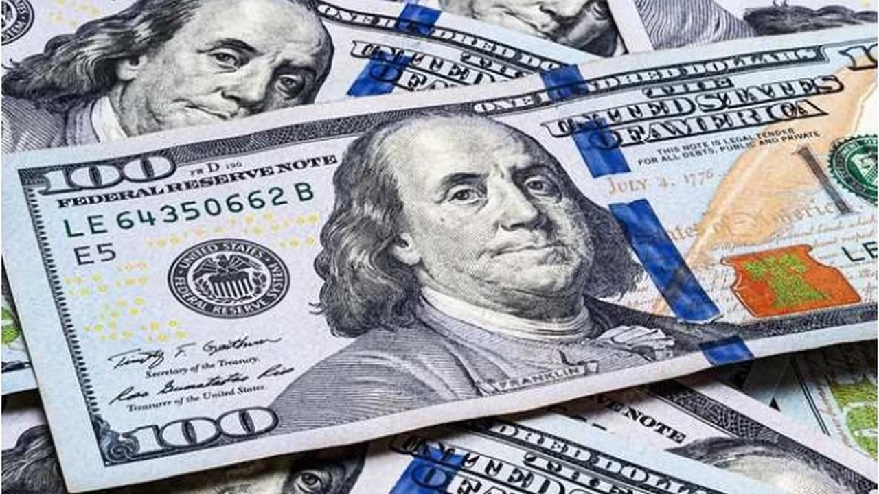 تراجع سعر الدولار 17 قرشًا أمام الجنيه في البنوك المصرية صباح الإثنين